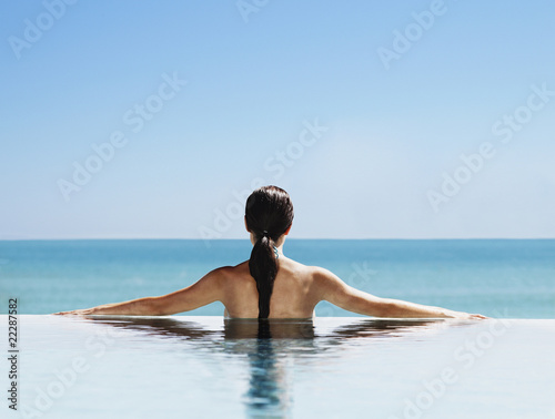 Foto: Hispanic woman in swimming pool Hispanic woman in swimming pool