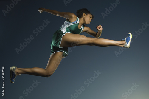 Photo : African American female athlete jumping African American female athlete jumping