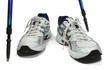 Sportschuhe frontal versetzt mit Stöcken