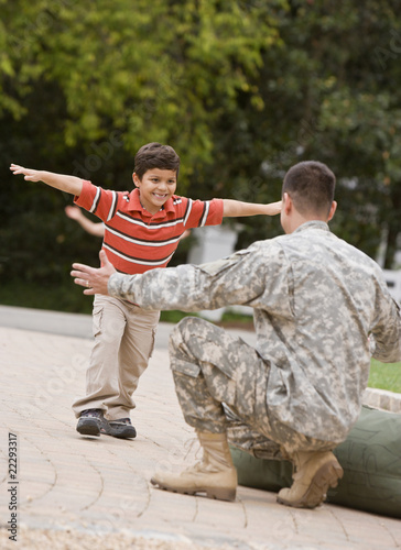 Foto: Hispanic military father greeting son Hispanic military father greeting son