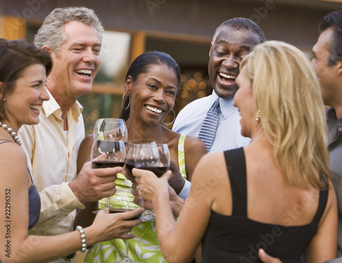 Foto: Multi-ethnic friends toasting with wine Multi-ethnic friends toasting with wine