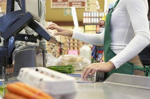 Foto: Cashier ringing up groceries Cashier ringing up groceries