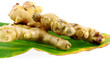 rhizomes de gingembre sur feuille de la plante, fond blanc rhizomes de gingembre sur feuille de la plante, fond blanc