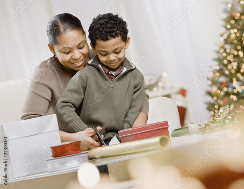Foto: Mixed Race mother and son wrapping Christmas gifts Mixed Race mother and son wrapping Christmas gifts
