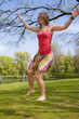 Frau mit Rock auf Slackline