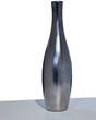 Vase design devant un mur blanc