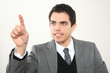 Junger Mann Business zeigt mit dem Finger