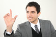 Junger Mann Business zeigt mit dem Finger
