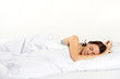 junge frau schlafend im bett