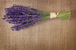 Foto: Bunch of dried lavender flowers on brown background Bunch of dried lavender flowers on brown background