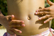 enfant étalant de la crème solaire protectrice