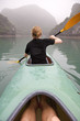 kajak fahren in der nebligen Halong Bucht