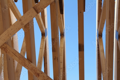 Foto: Holzschalung vor blauem Himmel Holzschalung vor blauem Himmel