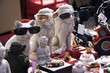 Lustige Figuren mit Sonnenbrille auf dem Tödelmarkt.