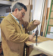 Falegname con trapano manuale
