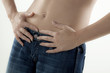 jeune femme se tenant le ventre douloureux jeune femme se tenant le ventre douloureux