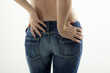 joli corps de femme dans une paire de jeans