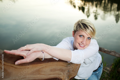 Photo: blonde frau am see blonde frau am see