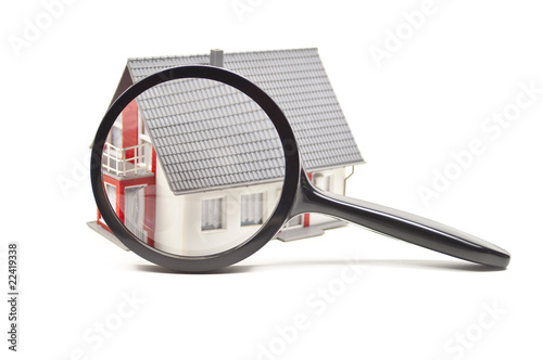 Foto: Haus mit Lupe Haus mit Lupe