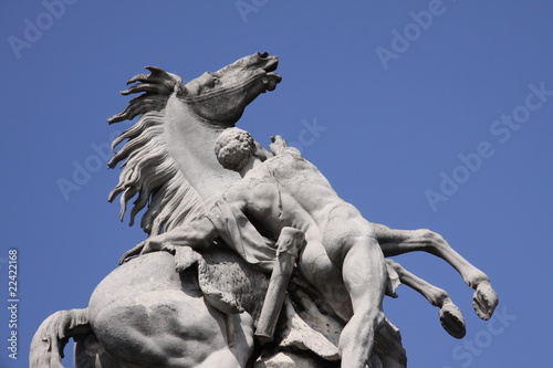 Photo: sculpture homme et cheval jardin des tuileries sculpture homme et cheval jardin des tuileries