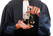 Justice - Balance symbolique tenue par un avocat Justice - Balance symbolique tenue par un avocat