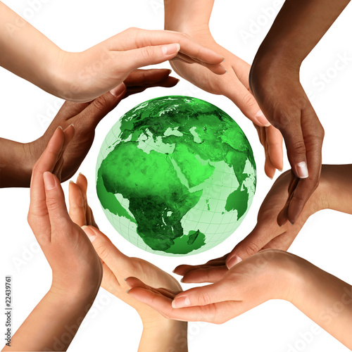 Foto: Multiracial Hands Around the Earth Globe Multiracial Hands Around the Earth Globe