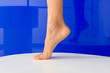 Fuss, Frauenfuss vor blau