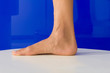 Fuss, Frauenfuss vor blau