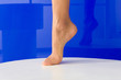 Fuss, Frauenfuss vor blau
