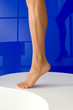 Bein, Frauenfuss vor blau