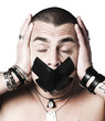 jeune homme tatoué dans son mutisme