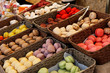 Macaron sur un étalage provençal