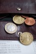Geldbörse mit Geld und Kassenbon