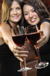 Foto: Women toasting wine glasses Women toasting wine glasses