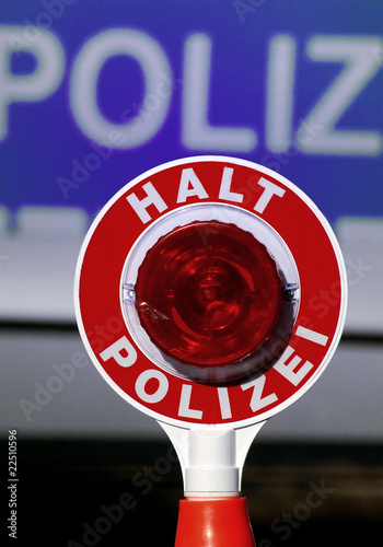 Photo: Polizeikelle vor Fahrzeug Polizeikelle vor Fahrzeug