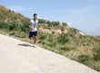 Corsa in discesa in montagna
