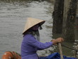 Mujer vietnamita en una barca en la bahia de Ha Long