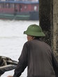 Hombre con sombrero en la bahía de Ha Long en Vietnam