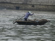 Mujer en la bahía de Ha Long en Vietnam con sombrero vietnamitas