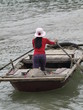 Barca en la bahía de Ha Long en Vietnam