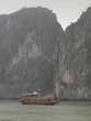 Barco en la bahía de Ha Long en Vietnam