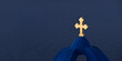 Kirchenkreuz im ersten Licht