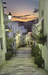 Calle de Frigiliana al ancochecer