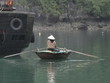 Barca en la bahía de Halong en Vietnam