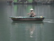 Barca en la bahía de Ha Long en Vietnam