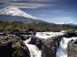 cascadas con volcán al fondo