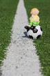 Fußballspielerfigur auf Kunstrasen & Linie, hochkant rechts