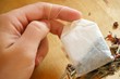 Hand hält Teebeutel
