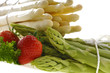 Spargel Grün und Weiss mit Erdbeeren und Petersilie Spargel Grün und Weiss mit Erdbeeren und Petersilie