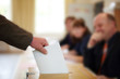 Stimmzettel in Wahlurne